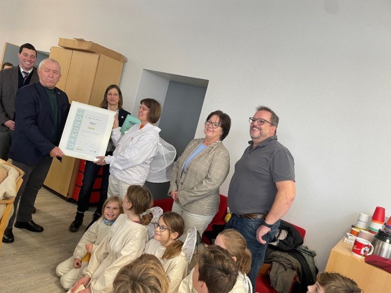 Foto mit der Urkunde der Rezertifizierung als Naturparkschule